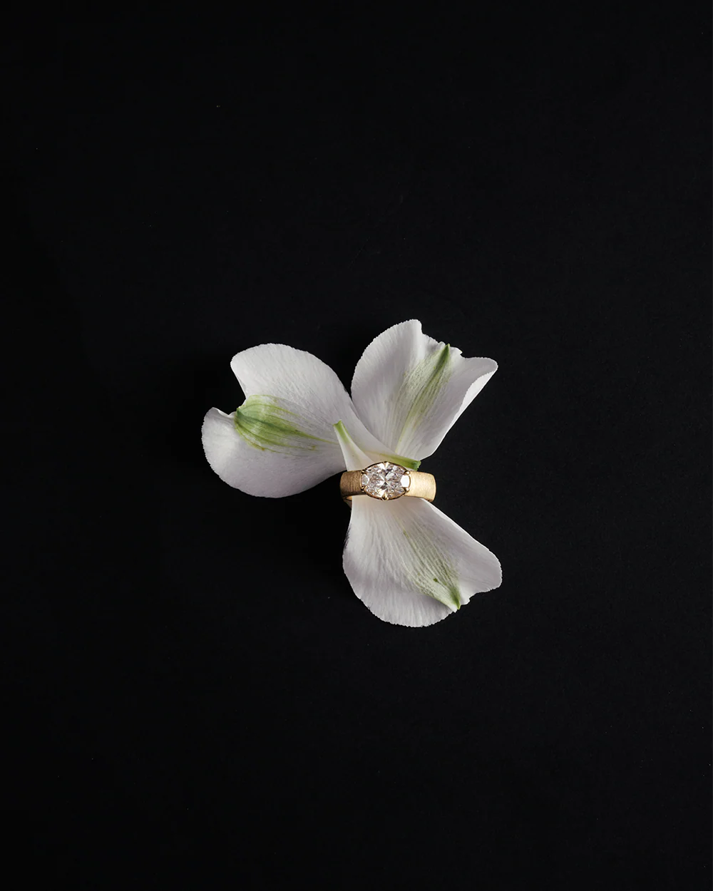 Alba 2.02ct East West Oval Diamond Ring - Image 4